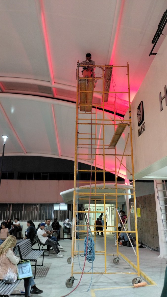 chisrock's tweet photo. @Trafico_ZMG @Tu_IMSS en plena explanada de urgencias clínica 45 IMSS Guadalajara con personas esperando y sin ninguna medida de seguridad pintando y las personas de baja oliendo los solventes pero lo haces tú y te clausuran https://t.co/QZtSTUTJ7y