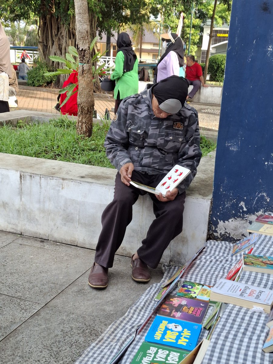 Bapak ini nanya ke kita "Kang ini program dari pemerintah ya bikin lapak bacanya?"

Senyum aja🤣