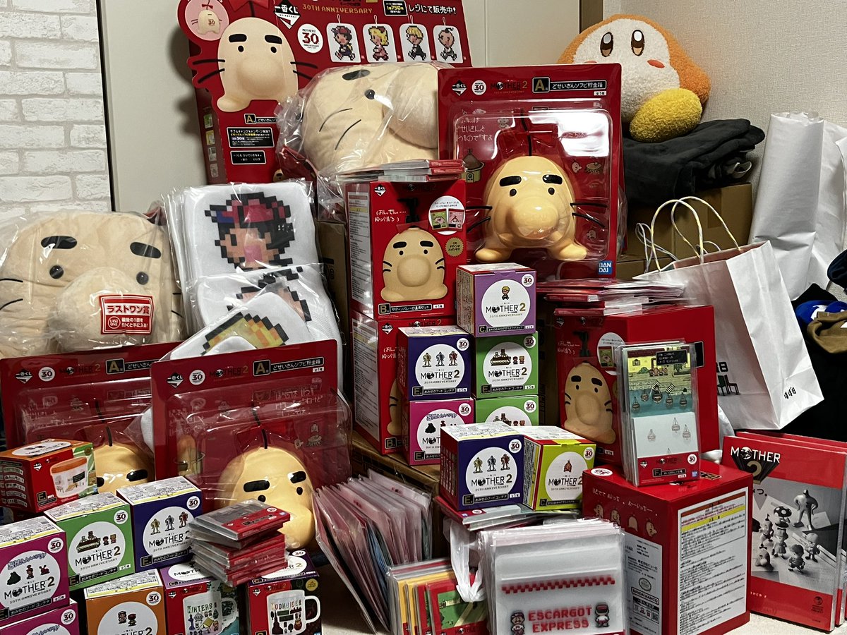 pipipikachu802's tweet photo. 見てるだけで癒される、眼福✨✨

一番くじもそうだけど、なにより販売促進用のポップを手に入れる事ができてホントに嬉しい😭

#MOTHER #MOTHER2 #MOTHER3 #一番くじ https://t.co/VygKfCkuO2