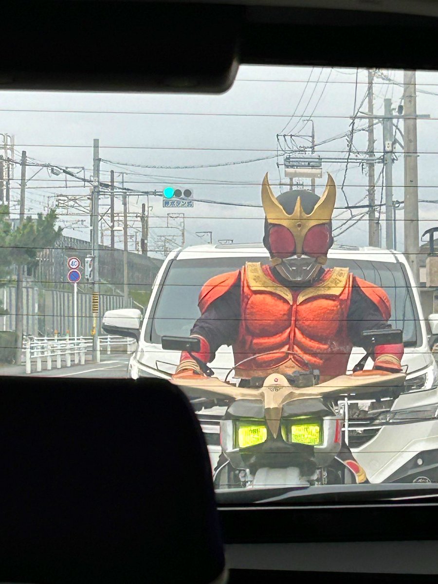 travis37564's tweet image. 義父の葬式に行く途中、後ろに仮面ライダーがおった🙄