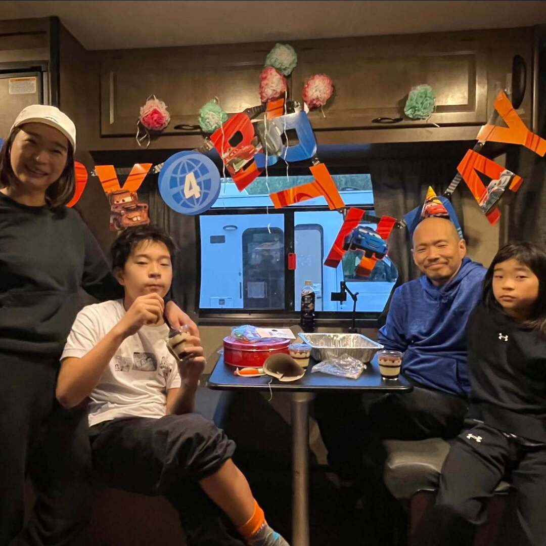 BlueRabbitJapan's tweet photo. キャンピングカー内で一緒に来ていた家族と共に誕生日終わってもらったよー。 写真はうちの家族だけね。あ、俺の誕生日ね。 https://t.co/aOMFPRa3Go https://t.co/qo7Kbpoyqn