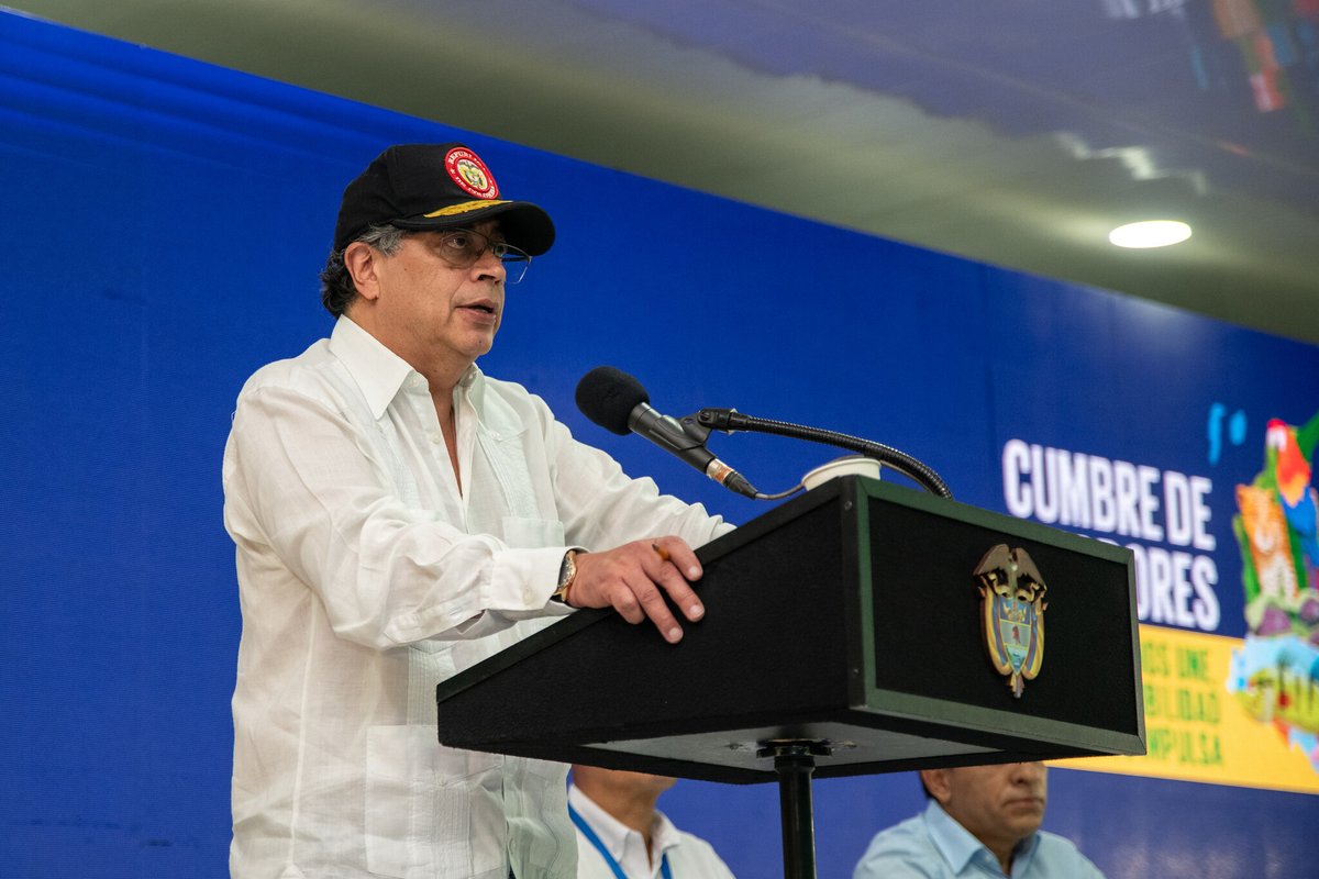 infopresidencia's tweet photo. #EnImágenes📸l El Presidente @petrogustavo visitó Puerto Inírida, en el departamento de Guainía, para ser parte de la Cumbre de gobernadores ‘La Amazonía nos une, la sostenibilidad nos impulsa’. 

Este gran encuentro tuvo el objetivo fortalecer la visibilidad nacional de los territorios ancestrales, que ha sido una prioridad y un escenario para cerrar la conversación ambiental.

En este espacio, el Presidente habló sobre cómo la crisis climática puede generar problemas de salud en la población, como en el departamento del Tolima que tuvo una posible expansión de la fiebre amarilla, que se pudo contener. 

Además, expresó que el sistema preventivo de salud que está implementando el #GobiernoDelCambio ha permitido actuar con contundencia y efectividad para salvaguardar la vida de la población en los territorios.
