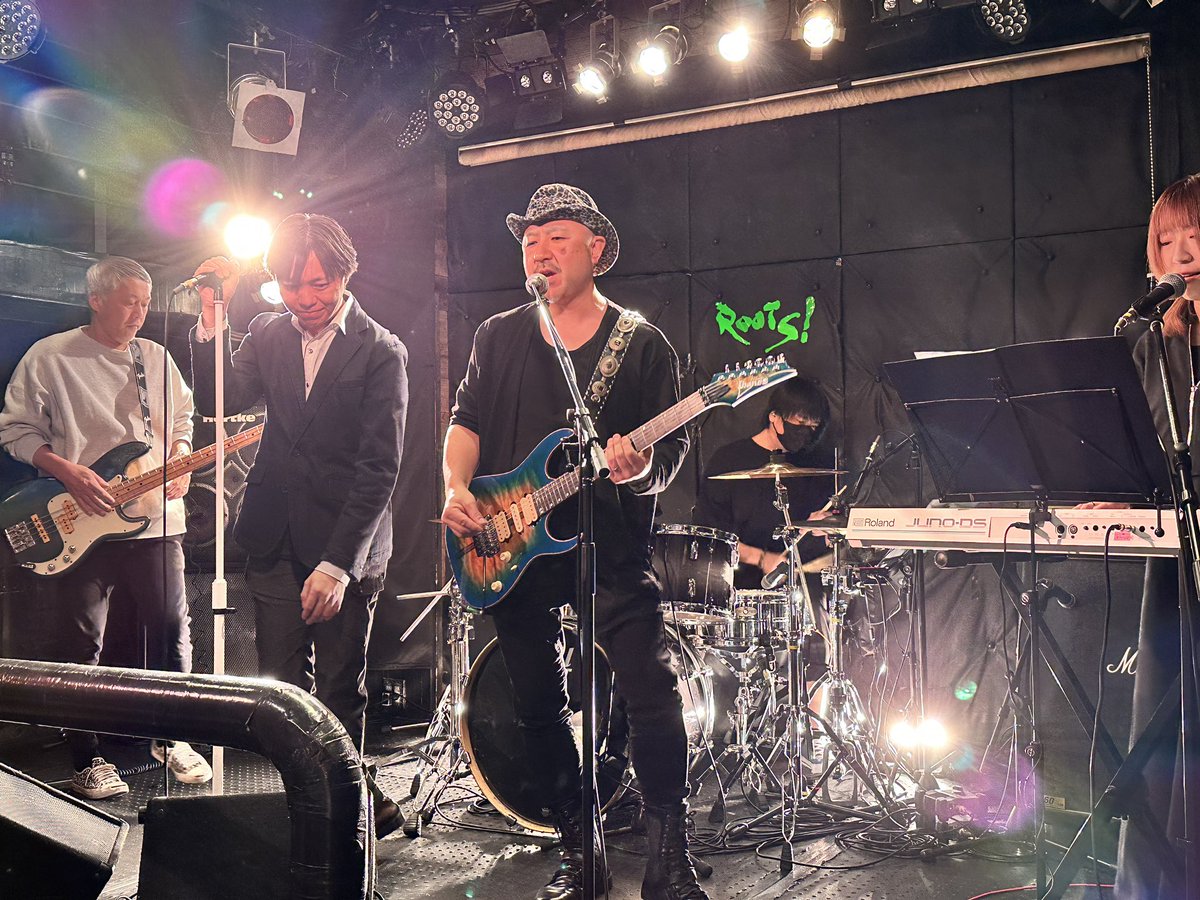 rezard_2023's tweet photo. リハ始まりました😊
こちらはDEEN &amp; FOVバンドで ギター &amp; コーラスをするKAZUYA🎸
後ろでドラムを叩くJIN🥁 https://t.co/Ljzos52FXK