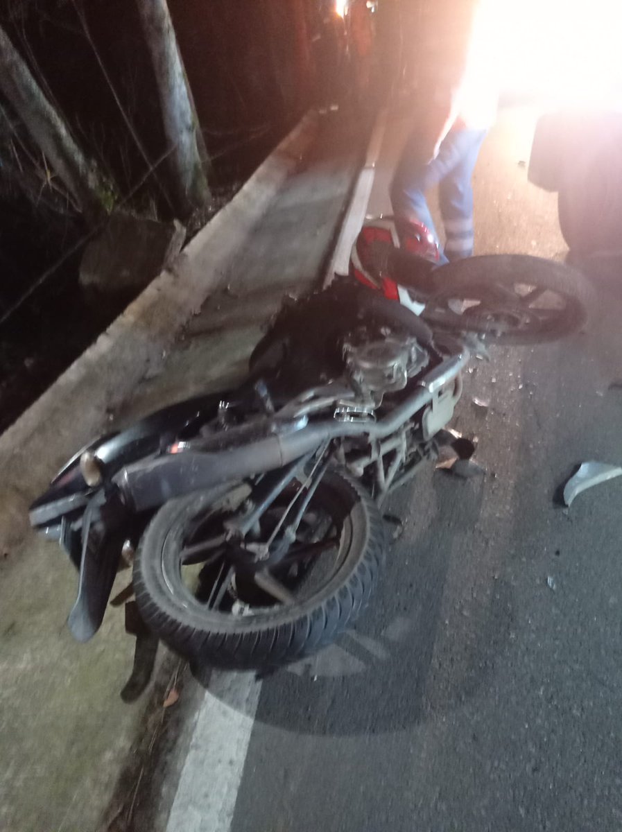 PasaenBogota's tweet photo. #CUNDINAMARCA. Hace pocos minutos se presentó accidente de tránsito en la vía #Bogotá - #Fomeque en el trayecto del Empalme. Involucra una grua y un motociclista de Placa IDW44D que según informan esta siendo trasladado a #Bogotá.
Únete 👉 https://t.co/5F6ekrRGPg https://t.co/TORJhvYNEF