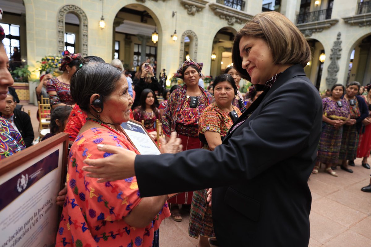 GuatemalaGob's tweet image. En el Día Internacional de las Defensoras de los Derechos Humanos, la vicepresidenta @KarinHerreraVP y la @copadehgt reconocen el trabajo de quienes defienden la dignidad y los derechos de las mujeres. ✊🏼💜

Su liderazgo y compromiso ha impulsado la memoria histórica y la…