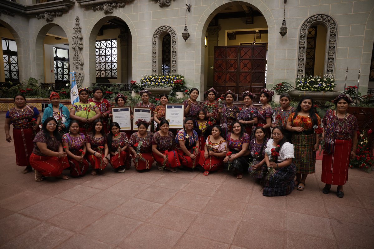 GuatemalaGob's tweet image. En el Día Internacional de las Defensoras de los Derechos Humanos, la vicepresidenta @KarinHerreraVP y la @copadehgt reconocen el trabajo de quienes defienden la dignidad y los derechos de las mujeres. ✊🏼💜

Su liderazgo y compromiso ha impulsado la memoria histórica y la…