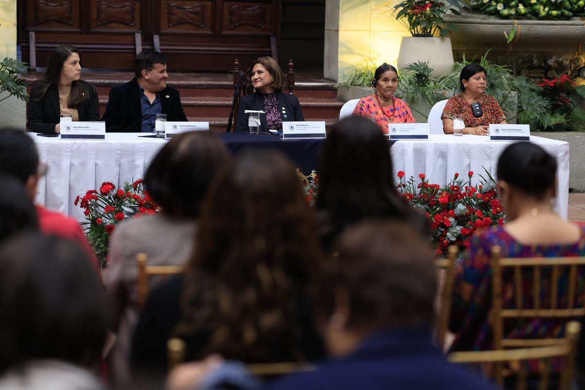GuatemalaGob's tweet image. En el Día Internacional de las Defensoras de los Derechos Humanos, la vicepresidenta @KarinHerreraVP y la @copadehgt reconocen el trabajo de quienes defienden la dignidad y los derechos de las mujeres. ✊🏼💜

Su liderazgo y compromiso ha impulsado la memoria histórica y la…