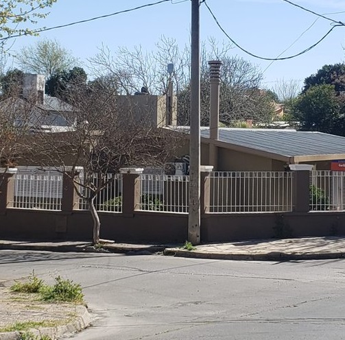 ctnewsweb's tweet photo. #NARCOTRAFICO. Bunker "narcos" en Cordoba. 
-1ra foto Garibaldi y La Antartida Carlos Paz, alli pudo estar secuestrado #HernanSanchez 2015.
-2da foto Av Ocampo al 400 
Todos quioscos de altos crios de @PoliciaCbaOf 
Mis abogados tienen los nombres @LegislaturaCBA @gobdecordoba https://t.co/tXxaAQg0Rx