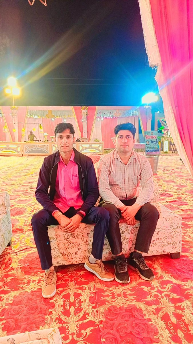 PintuJorwal4's tweet photo. ज़िंदगी से यही गिला है मुझे
तू बहुत देर से मिला है मुझे

तू मोहब्बत से कोई चाल तो चल
हार जाने का हौसला है मुझे
                                 - अहमद फ़राज़
#सुप्रभात https://t.co/H4V44ZOC3q
