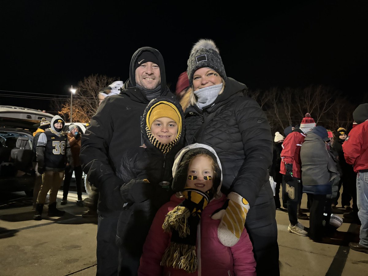 SraConteRussian's tweet photo. The cold can’t stop us from cheering on our team, especially our seniors! Go Hawks! 💛🖤 #fightforiowa #untilthegameiswon #ANF #hawkeyefootball https://t.co/YRRkKM0haS