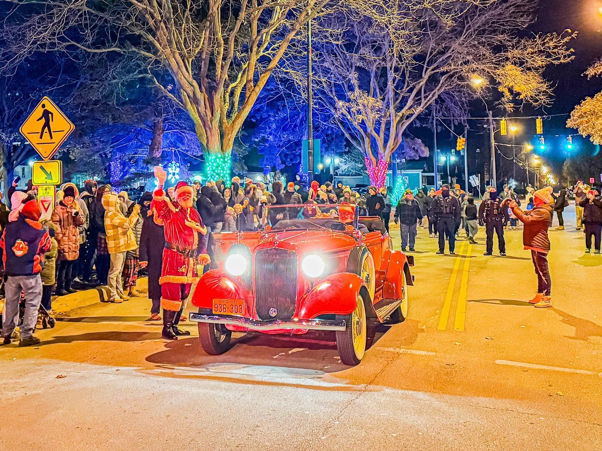 cityofsandusky's tweet photo. It’s officially the holiday season in downtown Sandusky 🎄 https://t.co/zNU35OgKv3
