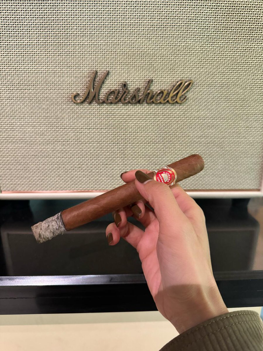Ada_schultz1's tweet photo. Although it's different from most Cuban cigars I’ve smoked,the taste and complexity are outstanding.
The experience was so enjoyable,I didn't want it to end. Definitely a must-try🍂
#Upmann #NewYork #CubanCigar #CigarLovers #LuxurySmoke #CigarAficionado #CigarTime #wine journey https://t.co/bBYMCT4iTm