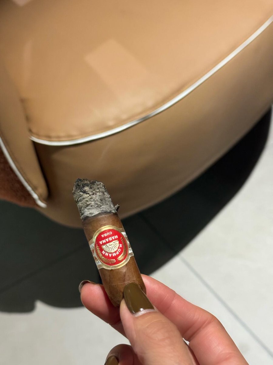 Ada_schultz1's tweet photo. Although it's different from most Cuban cigars I’ve smoked,the taste and complexity are outstanding.
The experience was so enjoyable,I didn't want it to end. Definitely a must-try🍂
#Upmann #NewYork #CubanCigar #CigarLovers #LuxurySmoke #CigarAficionado #CigarTime #wine journey https://t.co/bBYMCT4iTm