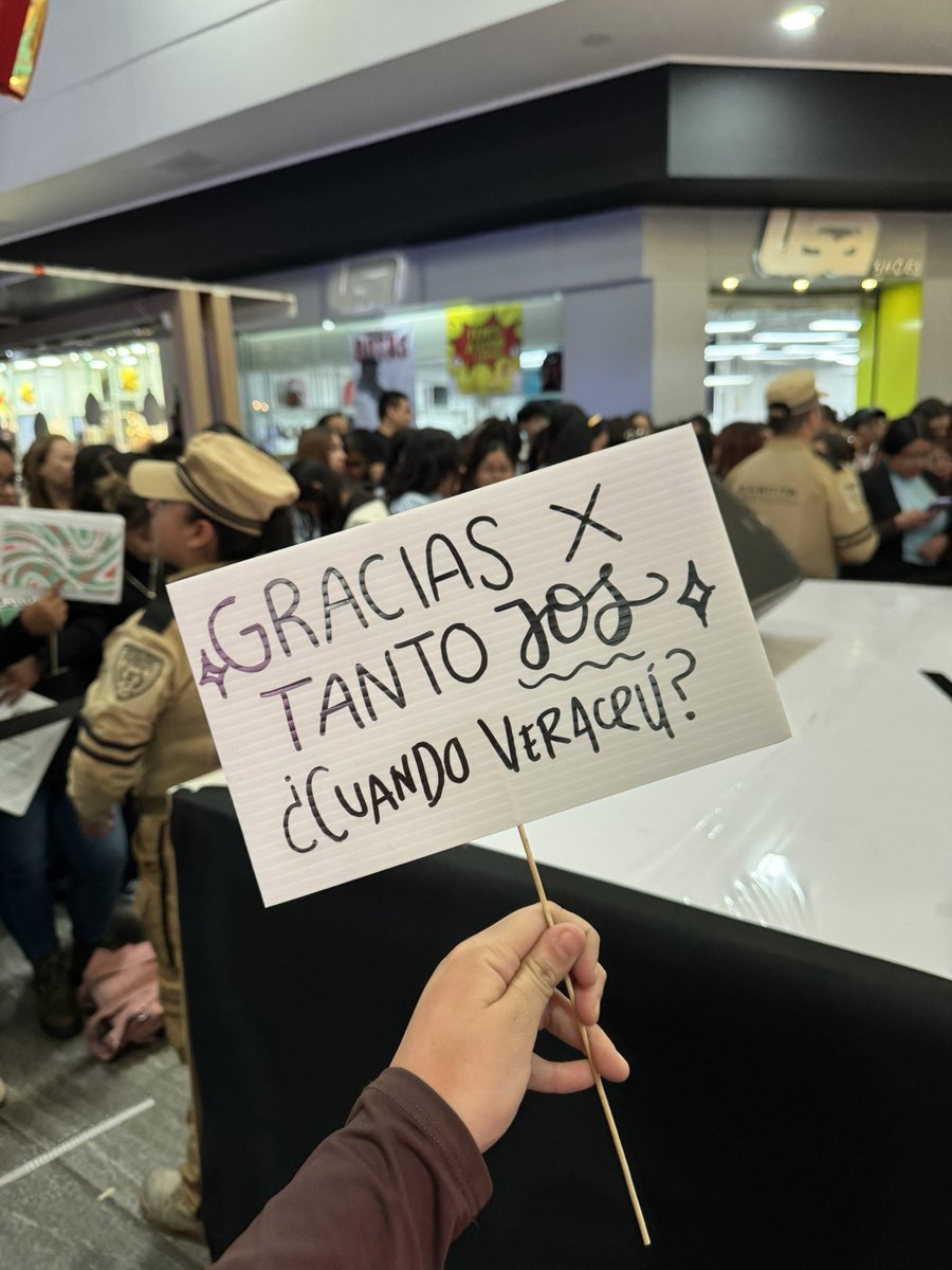 n_icolsa's tweet photo. Alíviame con un pan @JosDice ya no awanto mi espalda baja 😭 todavía falta el concierto pipipi https://t.co/MIw6CbNLwx