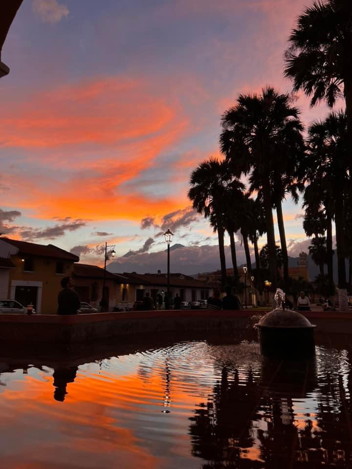 ClimaenGuate's tweet photo. Cielo de colores desde Antigua Guatemala ❤️ https://t.co/5PGaWSSSC6