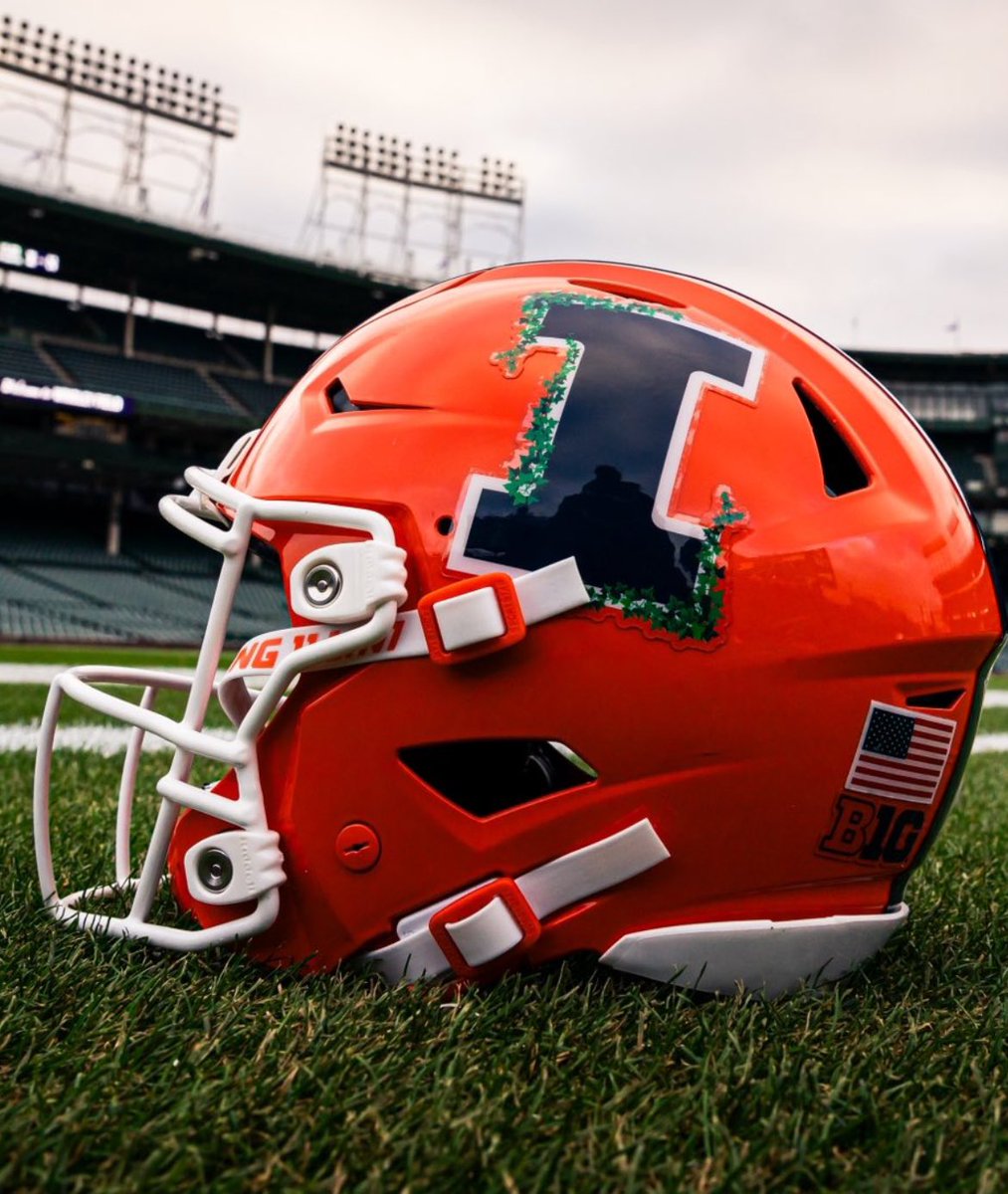 PatrickQuinn07's tweet photo. Impressive idea by the @IlliniFootball team. Look closely. Wrigley Field vines on the Block “I” helmet sticker. https://t.co/hFNAINFx5K
