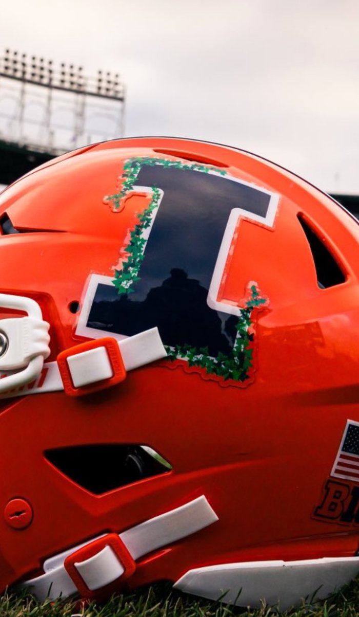 PatrickQuinn07's tweet photo. Impressive idea by the @IlliniFootball team. Look closely. Wrigley Field vines on the Block “I” helmet sticker. https://t.co/hFNAINFx5K