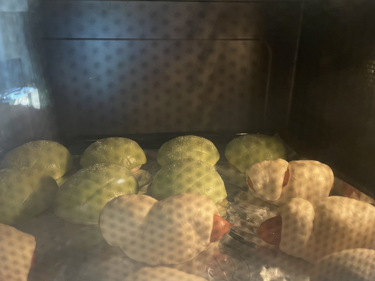 azusalto's tweet photo. 授業でしたら家でも焼きたくなるやつ。でも家のオーブンやと焼き色がイマイチで、プラスで焼くもどこまで焼いていいものやら、、微妙なしあがり😩ウインナーは巻きが甘くてシェーになるやつも、、、 https://t.co/OzVY4IZP8s