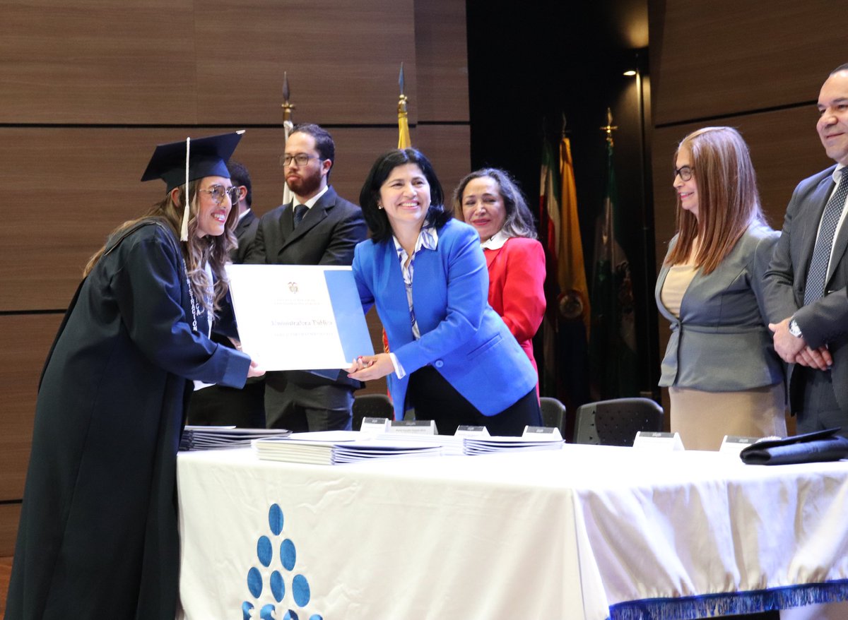 ESAPOficial's tweet photo. Felicitaciones a los 22 graduados de la ESAP, territorial #Boyacá, #Casanare. 

16 nuevos Administradores Públicos y 6 Magíster, celebraron su logro en el Auditorio de Boyaquirá en Tunja.
Un paso más hacia un futuro de compromiso y transformación social.
#GradosESAP2024 https://t.co/D7VlhMPARx