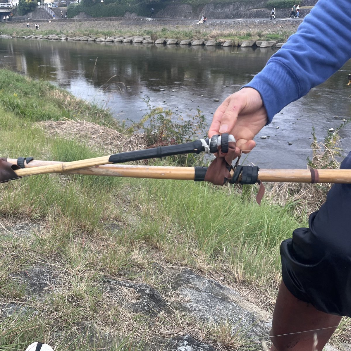 ここ1年で読書熱がとても上がり、秋になってからは外読書にハマっている。

鴨川で読んでいた時、鴨川で釣れるんかそれってサイズ(80㎝以上)の魚釣ってる方がいた。
魚が釣れると道ゆく人も拍手して、その方もペコペコ。とても良かった🫶
手作りの竿らしく、声をかけたら見せてくれた。すご〜