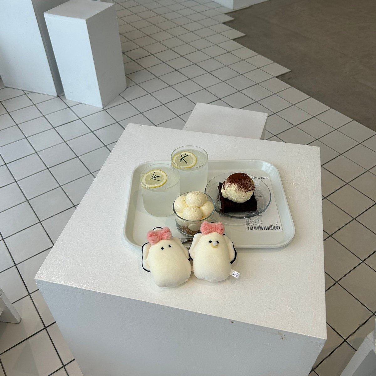 【拡散希望】
京セラドーム付近でなまがきちゃんを落としてしまった可能性があります😭😭
一緒にツアーを回った大事な仲間なので見つかって欲しいです😭😭😭😭😭
もし見かけたらご連絡お願いします🥲

おしゃぶりの無い方のなまがきちゃんです！

#なまがき　#リボンなまがき　#落し物