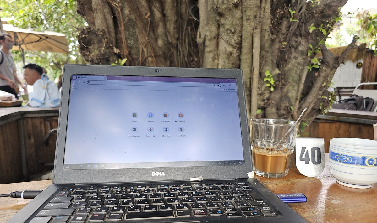 Có 1 thói quen khó hiểu là phải ngồi ở quán cafe mới làm việc được. Và luôn chọn cho mình 1 góc ít làm phiền mới chịu.
Chẳng hạn sáng nay thì ở quán này phải ngồi nhìn vào gốc cây này này 😄.

Cuối từn vui vẻ nha cả nhà ❤️.