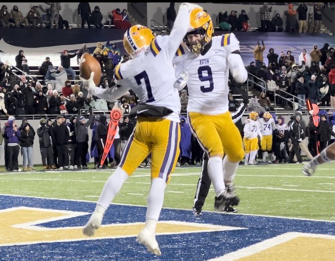 NEOZoneHS's tweet photo. Division II State Semifinal 🌟 

*End of the 3rd*
Avon - 21
Archbishop Hoban - 3

Avon will start the third quarter with the ball at Hoban’s 17 with a chance to drive home the dagger.

#NEOFB 🏈 https://t.co/rrURQWVafm
