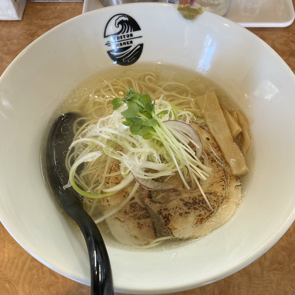 goose_306's tweet photo. 新店TRITON RAMENさんに参上して、汐らーめん。麺が選べたので今回は細麺。
いかにも淡麗系なビジュアル。思ったほど塩味も強くなくて細麺スルスルな一杯でした。
ひとつだけ。一人客はカウンター一択で良くないすか?
#TritonRamen https://t.co/xPsSCXCrML