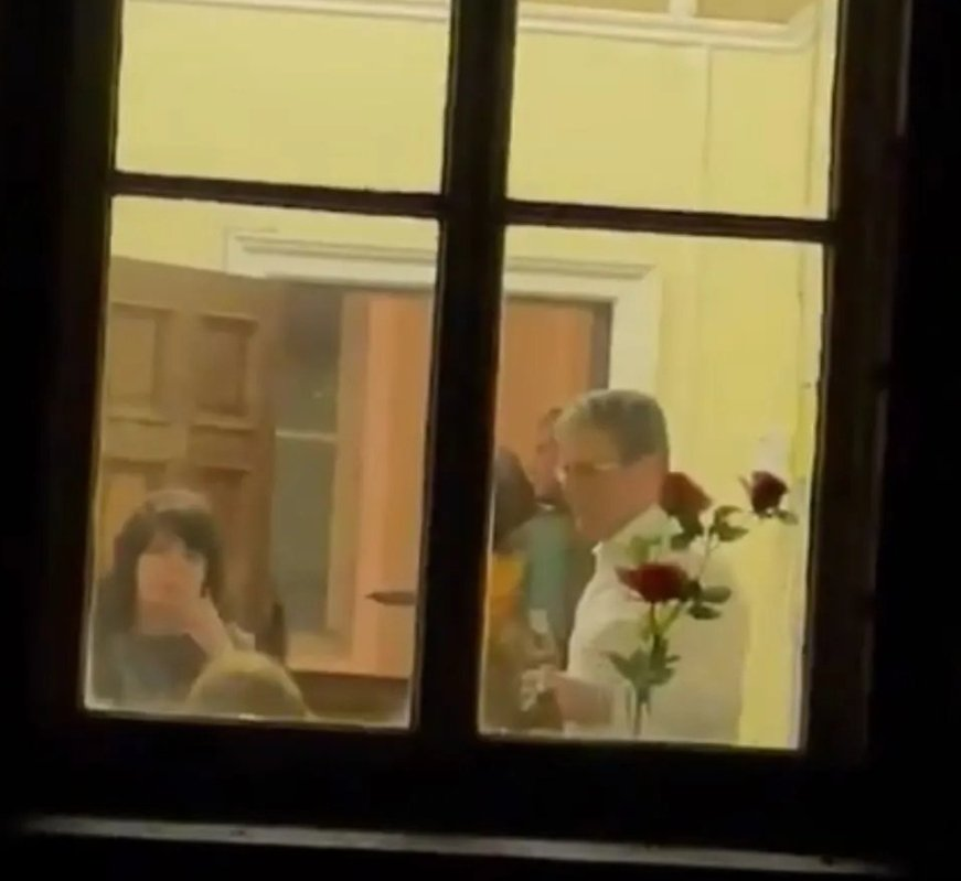 <a href="/BartemyS/">Bartemy Jones</a> Keir Starmer, the man who was photographed hosting boozy parties during lockdown, has said Boris should resign for hosting boozy parties during lockdown.