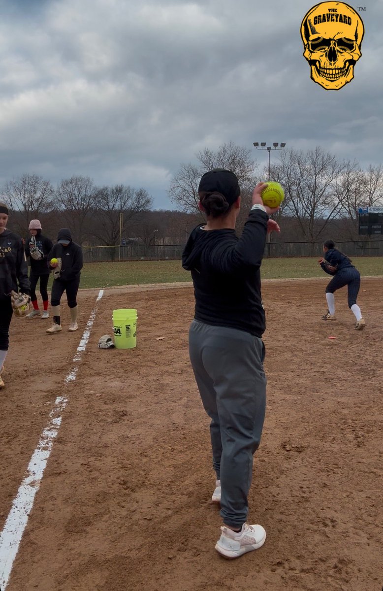 GraveyardOF1's tweet photo. Graveyard softball training camp with @miaruffalo in Pennsylvania completing the double header of 2 graveyard outfield camps in 1 day. https://t.co/rIZATSqHeQ