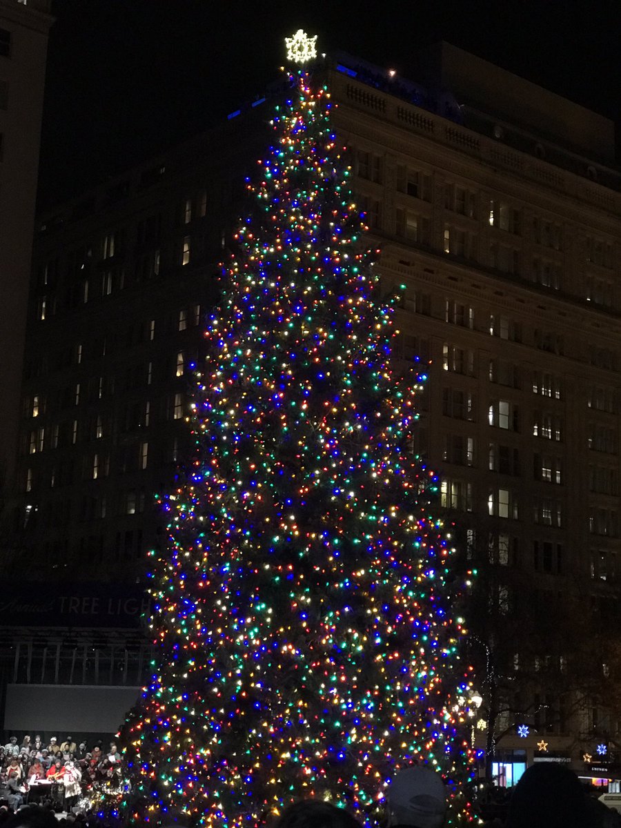 photocorry's tweet image. Its lit! The tree at Pioneer Courthouse Square is now lit up for the holiday season! #LiveOnK2 @KATUNews