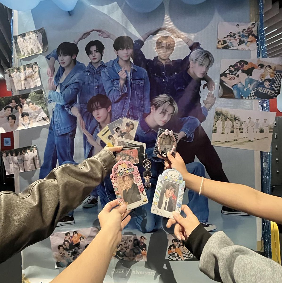 bambistellar's tweet photo. celebrating 4th anniversary on ice ❄️⛸️
tysm @enhypen_phi 🩵
ENGENES ALWAYS WITH ENHYPEN
#SMSkating #SMSkatingFridayICEcapade #ENHYPEN4thAnniversary #ENHYPEN #엔하이픈 @ENHYPEN @ENHYPEN_members https://t.co/YWC1UhymJs