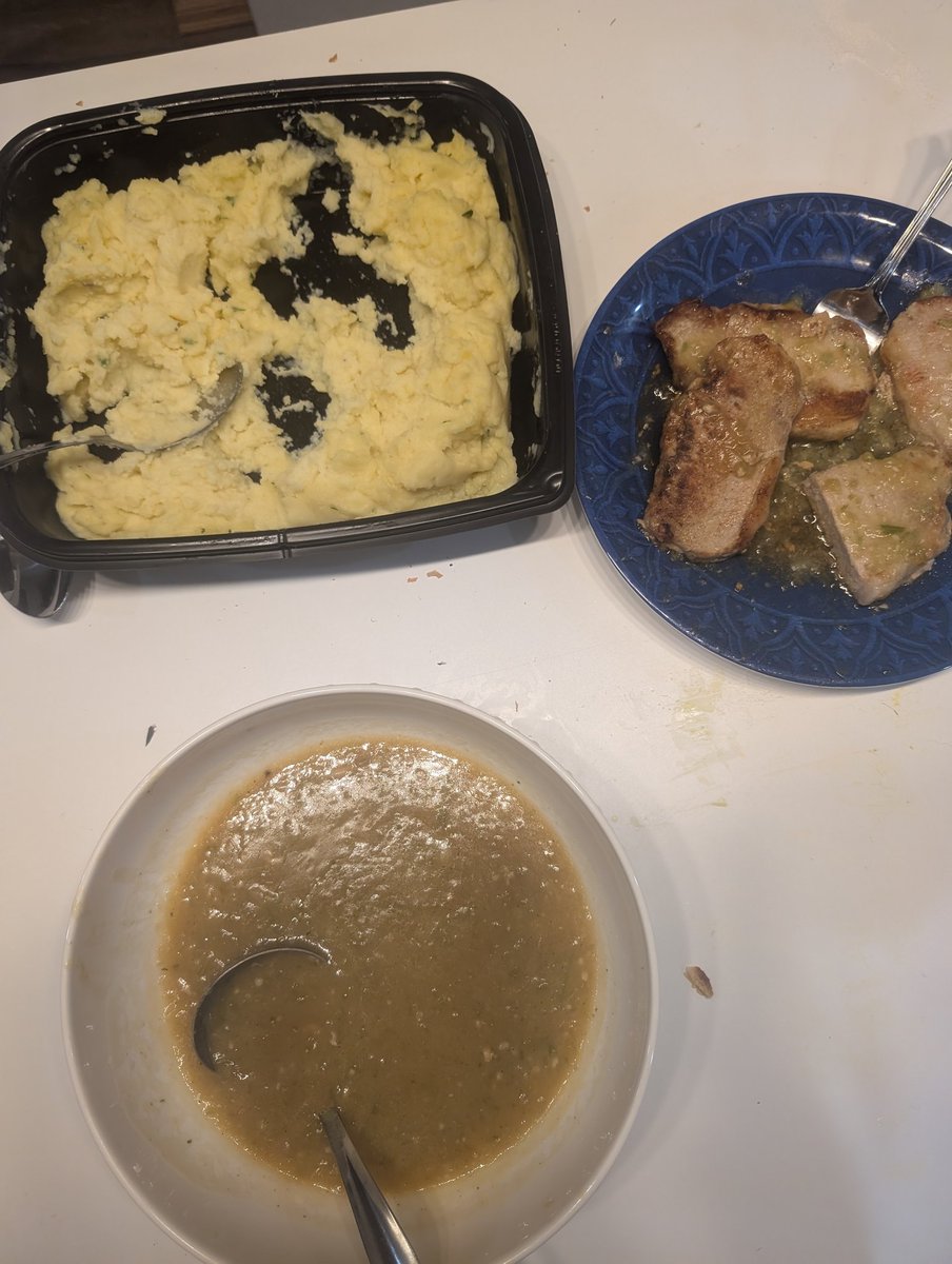 _jonathan_ahern's tweet image. Dinner time🥳 ( what y&apos;all eating or ate today??? ) #PorkChops #MashedPotatoes