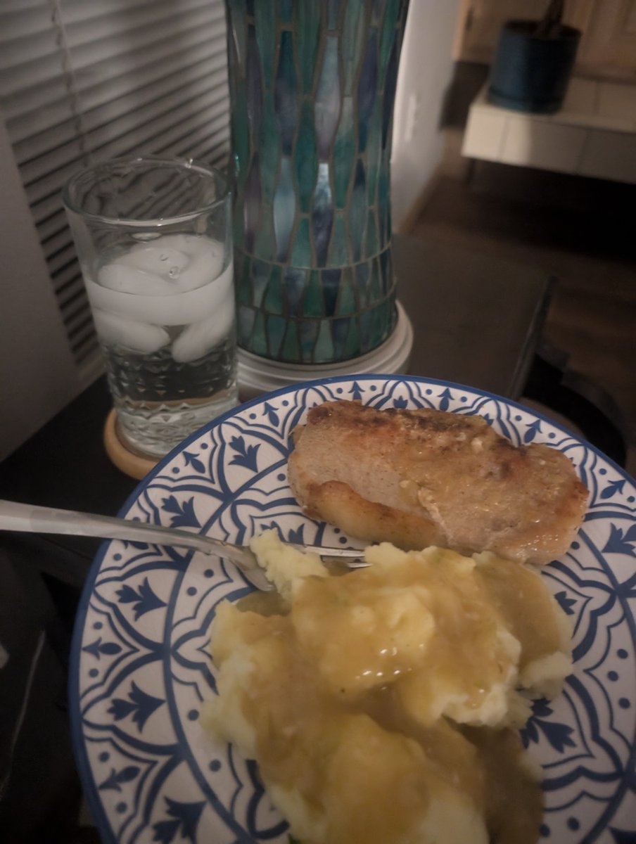 _jonathan_ahern's tweet image. Dinner time🥳 ( what y&apos;all eating or ate today??? ) #PorkChops #MashedPotatoes
