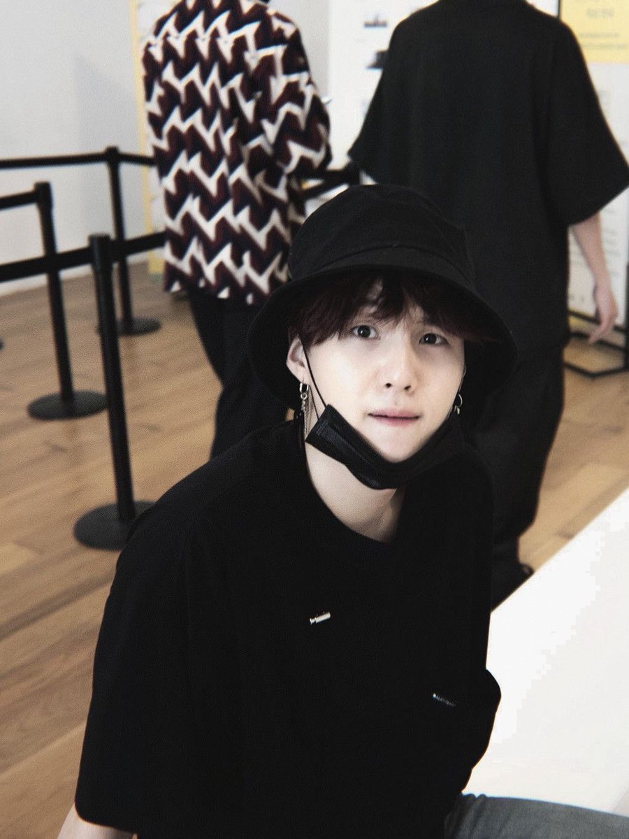 camlovesyoongi's tweet photo. 🖤 https://t.co/IbIAy6Baze