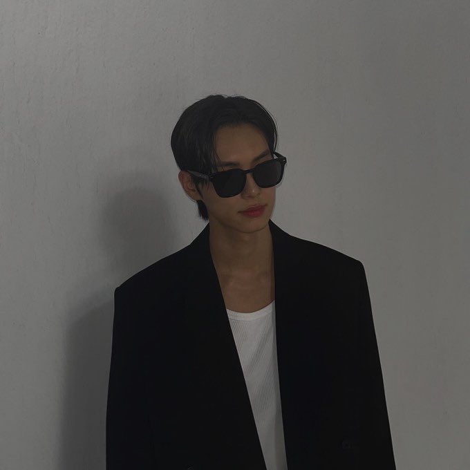 LECHHAEMIN's tweet photo. Thank you for perfecting the minimalist look, CK. 👓 https://t.co/DpANCfd0JN