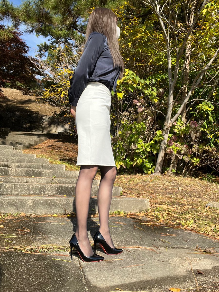 Reimin1222's tweet photo. 昨日休憩中に近くの公園に紅葉🍁観に行ったけどあまりなかった🥲
生理中🩸なのでsaoriは紅く染まってますが☺️ https://t.co/SdcxQAuD3E