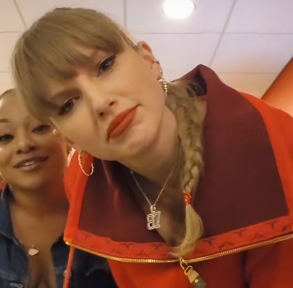 chloeandoomfs's tweet photo. me when taylor doesn’t wear the outfits i chose for mastermind https://t.co/DyUEjXchJL