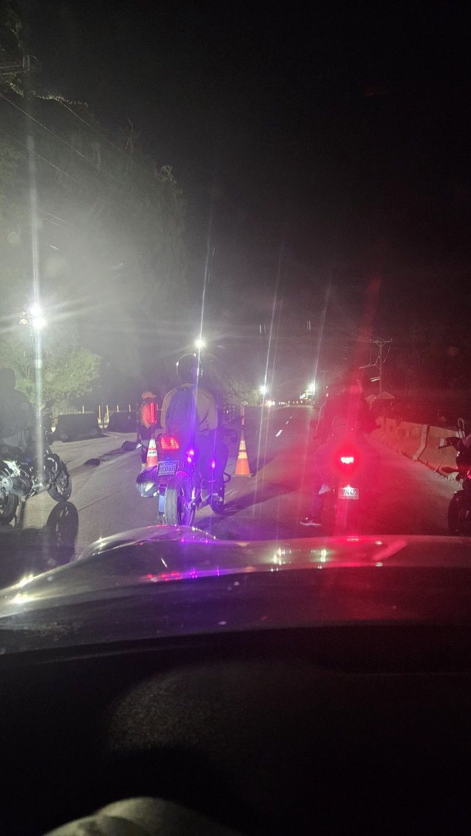edono1608's tweet photo. @alertux detenido totalmente en carretera los chorros..ambos sentidos https://t.co/m8RFaKS3Cl