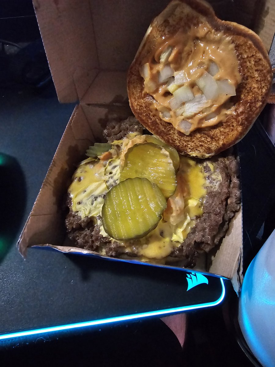Resendetra88's tweet photo. @sonicdrivein I ordered two queso smashers from the Sonic in Paris, KY and got the original smashers instead. Wouldn't be a big deal, but you pay more for the queso smashers compared to the original ones. https://t.co/RWBfIgx9vG