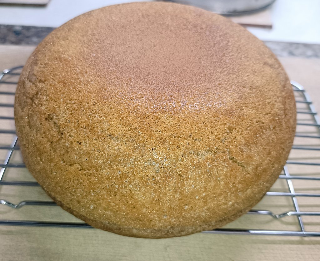 8nzai_Urusanai's tweet photo. 【Oiteaケーキ】

Oiteaを使って
ホットケーキミックス、卵、
マヨネーズ、豆乳を混ぜて
炊飯器にバターを塗ってから流してスイッチオン！
高速炊きを2回！

ふわふわに完成✨
砂糖でコーティングしてから
追いOiteaをかけました。
冷めるまで放置しまーす！

#Oitea https://t.co/2vo6Q5O6bE