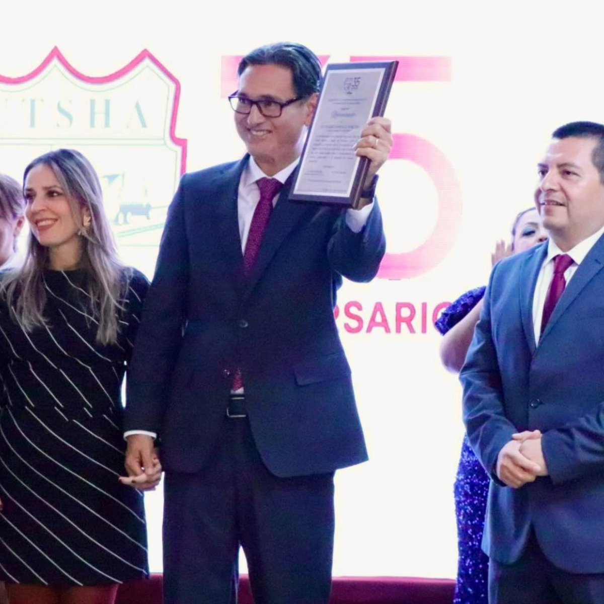AzaelPortillo's tweet photo. Conmemoramos con gran orgullo el 35 aniversario del Sindicato Único de Trabajadores al Servicio del H. Ayuntamiento de Cd. Madero. Este día reafirmamos nuestro compromiso con la familia @SUTSHA, en un evento que simboliza la unidad y el esfuerzo colectivo.

@erasmoglz
#CdMadero https://t.co/vEG1WEPoDF
