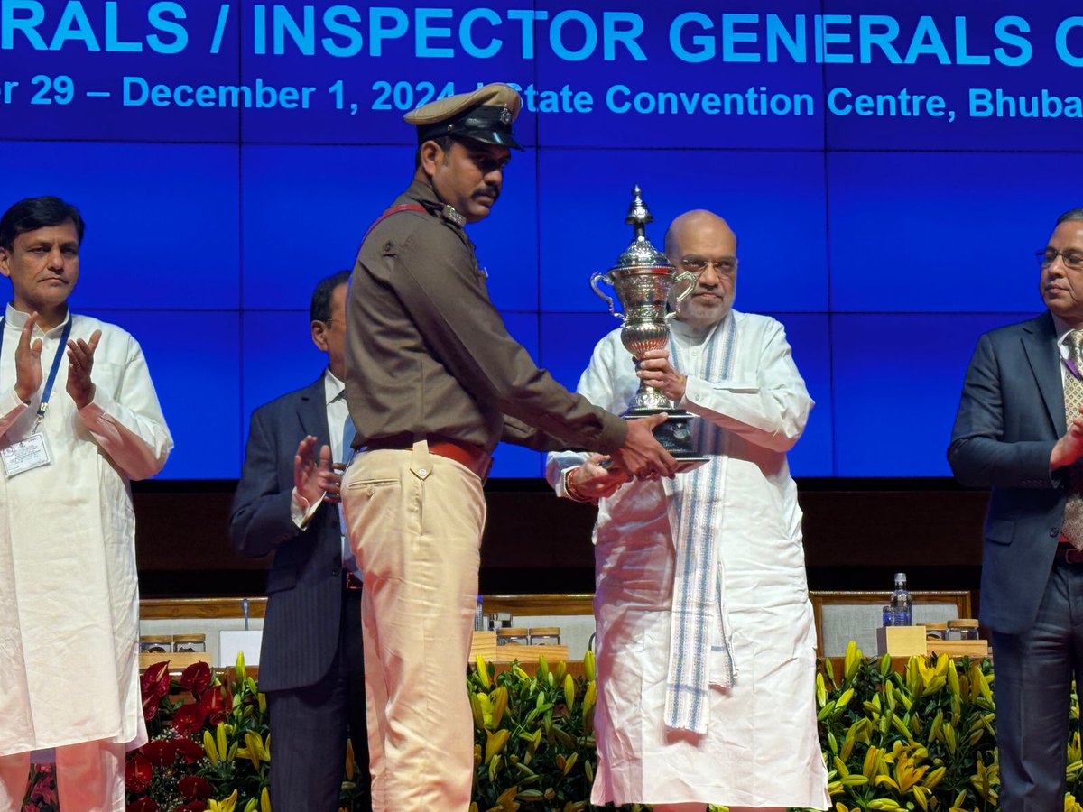 SurakshaCyber's tweet photo. Hard work of the police personnels of Nimiyaghat PS, Dumri has been recognized. Nimiyaghat is now the 3rd best Police Station in the country. SI Rana Jungbahadur Singh(then OC) received the coveted prize from the Union Home Minister Shri Amit Shah ji.
Proud moment for Jharkhand https://t.co/hrItmJPWw5