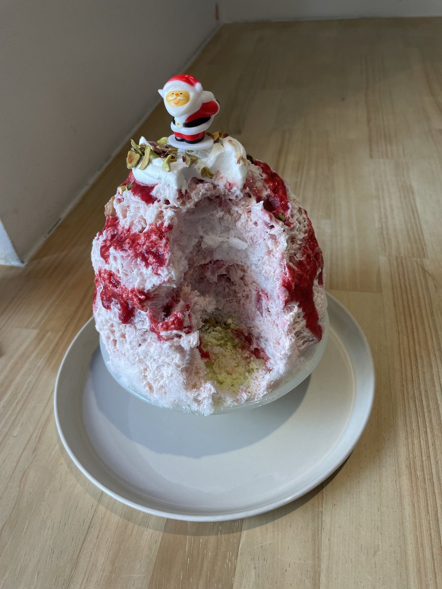 inoutfoodhouse's tweet photo. クリスマススペシャル🎄🍧
ルビーチョコみるく🍫
ピスタチオみるく
ミックスベリーシロップ🫐
ピスタ���オ
生クリーム
#クリスマススペシャルかき氷
#かき氷
#shavedice
#cafegoodday https://t.co/nKOuayUJuv