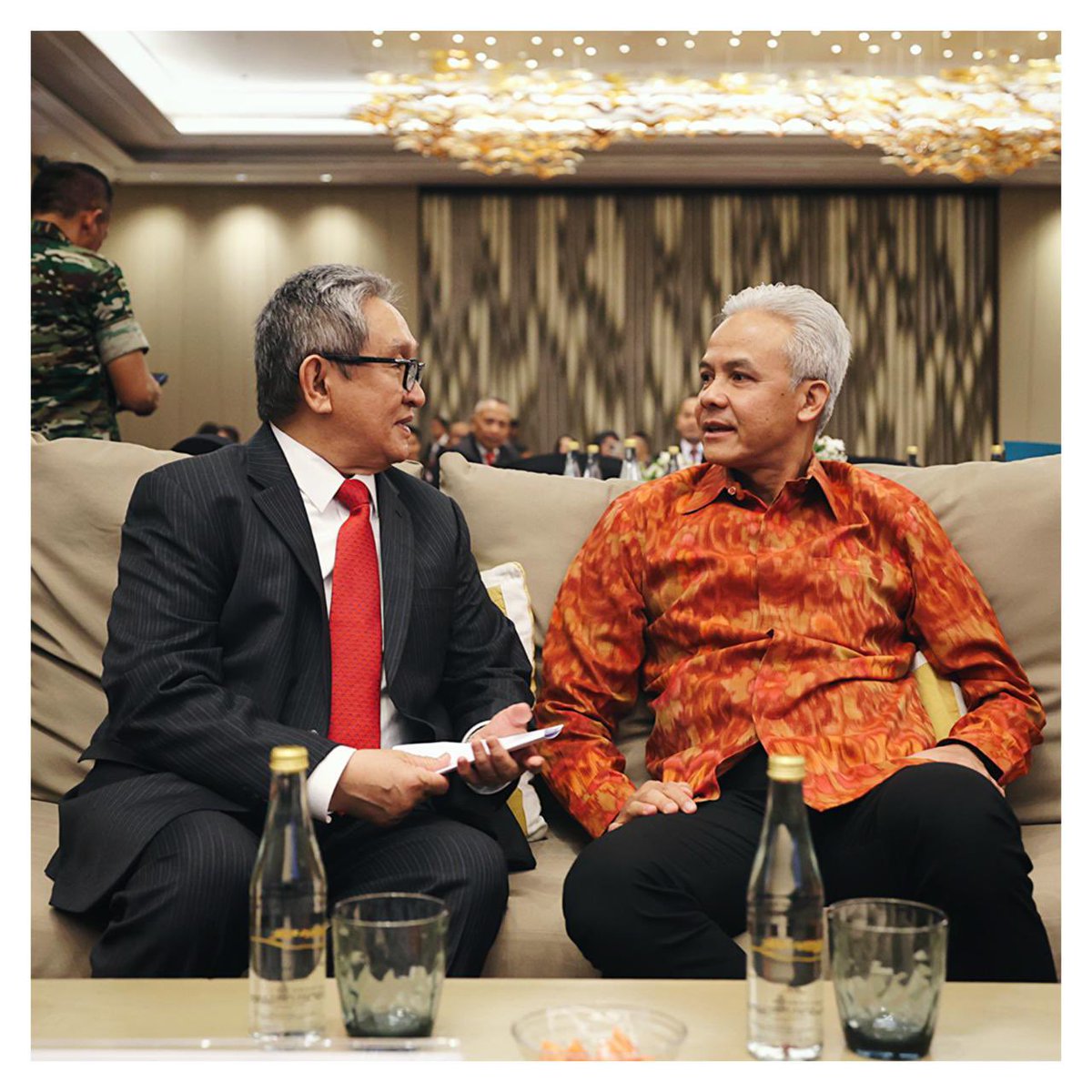 ganjarpranowo's tweet photo. Bersama mas Anies, Pak Todung , Pak Maqdir dan kawan-kawan IKADIN, kami sepakat bahwa supremasi hukum kunci kemajuan bangsa. Negara akan maju, jika kepastian hukum dan keadilan benar-benar ditegakkan.

Selamat ulang tahun ke-30 untuk kawan-kawan IKADIN. Fiat Justitia Ruat Coelum! https://t.co/vdbeOB26EG