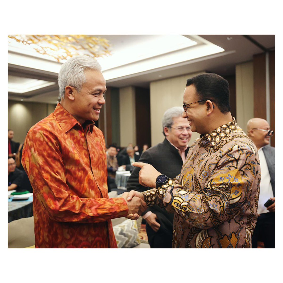 ganjarpranowo's tweet photo. Bersama mas Anies, Pak Todung , Pak Maqdir dan kawan-kawan IKADIN, kami sepakat bahwa supremasi hukum kunci kemajuan bangsa. Negara akan maju, jika kepastian hukum dan keadilan benar-benar ditegakkan.

Selamat ulang tahun ke-30 untuk kawan-kawan IKADIN. Fiat Justitia Ruat Coelum! https://t.co/vdbeOB26EG