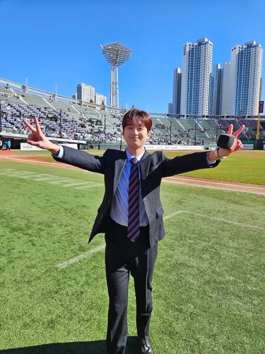 ์ด์ฐฌ์(LEECHANWON) ๊ณต์ ํธ์ํฐ (@chanwonofficial) on Twitter photo ๐ธ ์ฐฌ๋๊ทธ๋ํผ ๐ธ
ใ
<ํฌ๋ง๋ํ๊ธฐ ์์ ์ผ๊ตฌ๋ํ>์
์บ์ค๋๊ฐ ๋ฑ์ฅํฉ๋๋ค๐
ใ
๋ฏฟ๊ณ ๋ณด๋ ์บ์ค๋๋ฅผ ๋ง๋ ์ ์๋ ๊ธฐํ,
๋์น๋ฉด ์๋๊ฒ ์ฃ !โค๏ธโ๐ฅ
ใ
๋ชจ๋ ์ฐฌ์์ ๋ง๋๋ฌ
์ง๊ธ ๋ฐ๋ก MBC SPORTS+๋ก
์ฐพ์์์ฃผ์ธ์๐ค
ใ
#์ด์ฐฌ์ #LeeChanWon
#ํฌ๋ง๋ํ๊ธฐ์์ ์ผ๊ตฌ๋ํ
#ํฐ์์ํฐํ
์ธ๋จผํธ ๐ธ ์ฐฌ๋๊ทธ๋ํผ ๐ธ
ใ
<ํฌ๋ง๋ํ๊ธฐ ์์ ์ผ๊ตฌ๋ํ>์
์บ์ค๋๊ฐ ๋ฑ์ฅํฉ๋๋ค๐
ใ
๋ฏฟ๊ณ ๋ณด๋ ์บ์ค๋๋ฅผ ๋ง๋ ์ ์๋ ๊ธฐํ,
๋์น๋ฉด ์๋๊ฒ ์ฃ !โค๏ธโ๐ฅ
ใ
๋ชจ๋ ์ฐฌ์์ ๋ง๋๋ฌ
์ง๊ธ ๋ฐ๋ก MBC SPORTS+๋ก
์ฐพ์์์ฃผ์ธ์๐ค
ใ
#์ด์ฐฌ์ #LeeChanWon
#ํฌ๋ง๋ํ๊ธฐ์์ ์ผ๊ตฌ๋ํ
#ํฐ์์ํฐํ
์ธ๋จผํธ