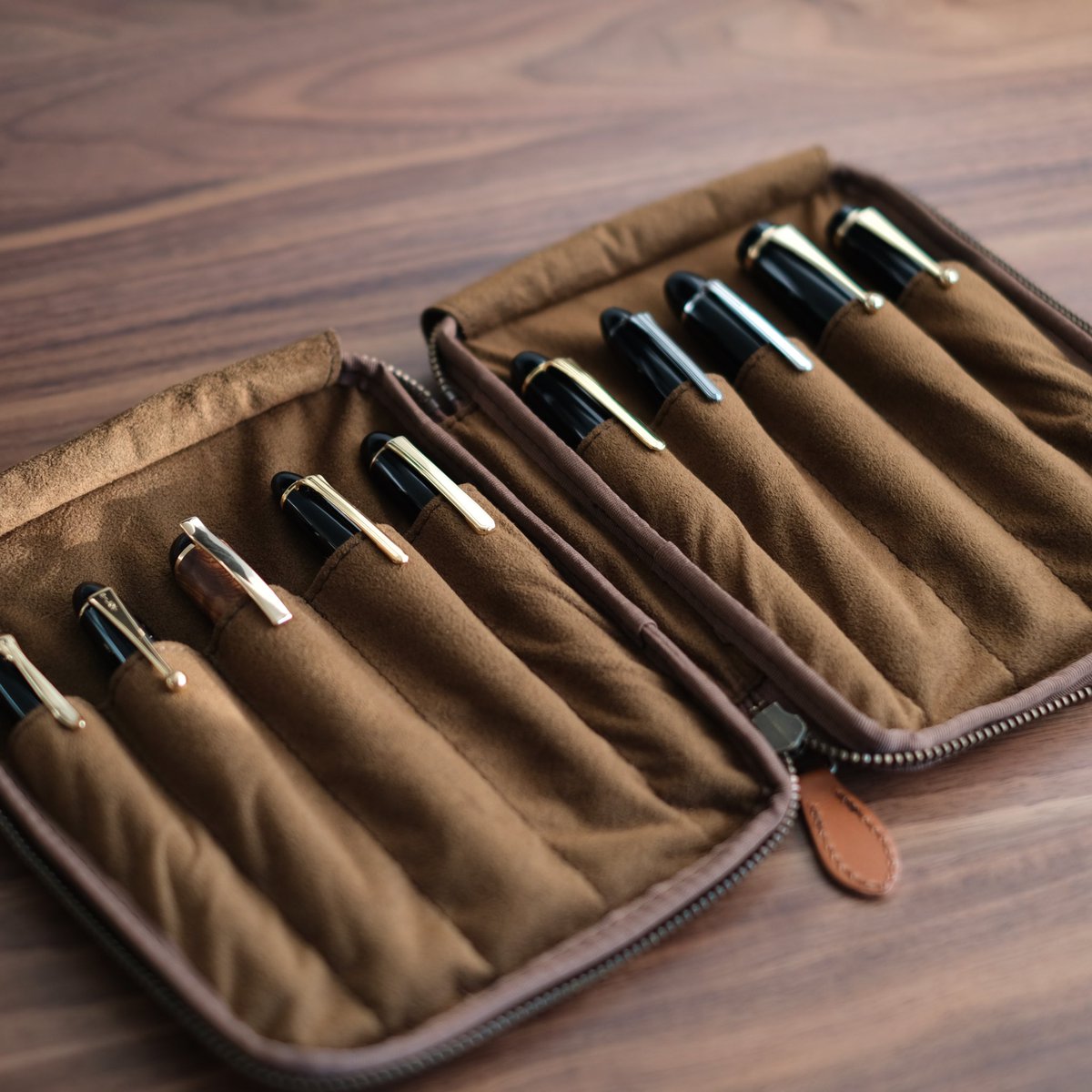 10本差しジップペンケースの新色スムースブラウン。 本日より販売を