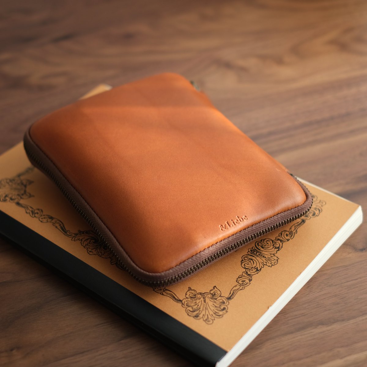 10本差しジップペンケースの新色スムースブラウン。 本日より販売を