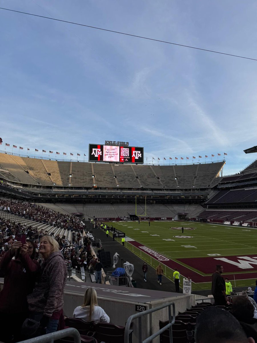 TexEx93's tweet photo. Since we have an A&amp;M alum had to play nice this afternoon....but Hook 'em! https://t.co/kJj38D6xpQ